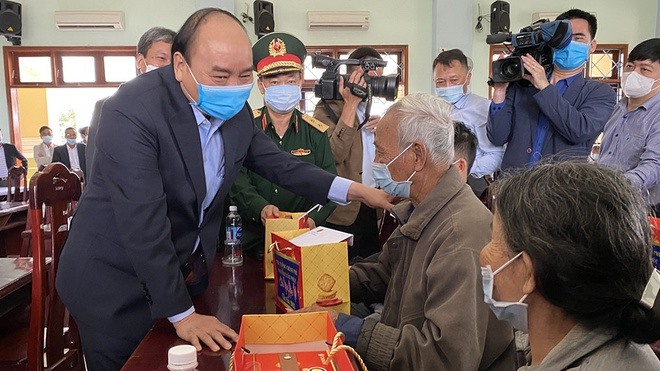 Chủ tịch nước Nguyễn Xuân Phúc tặng quà cho người có công cách mạng- Ảnh T.L