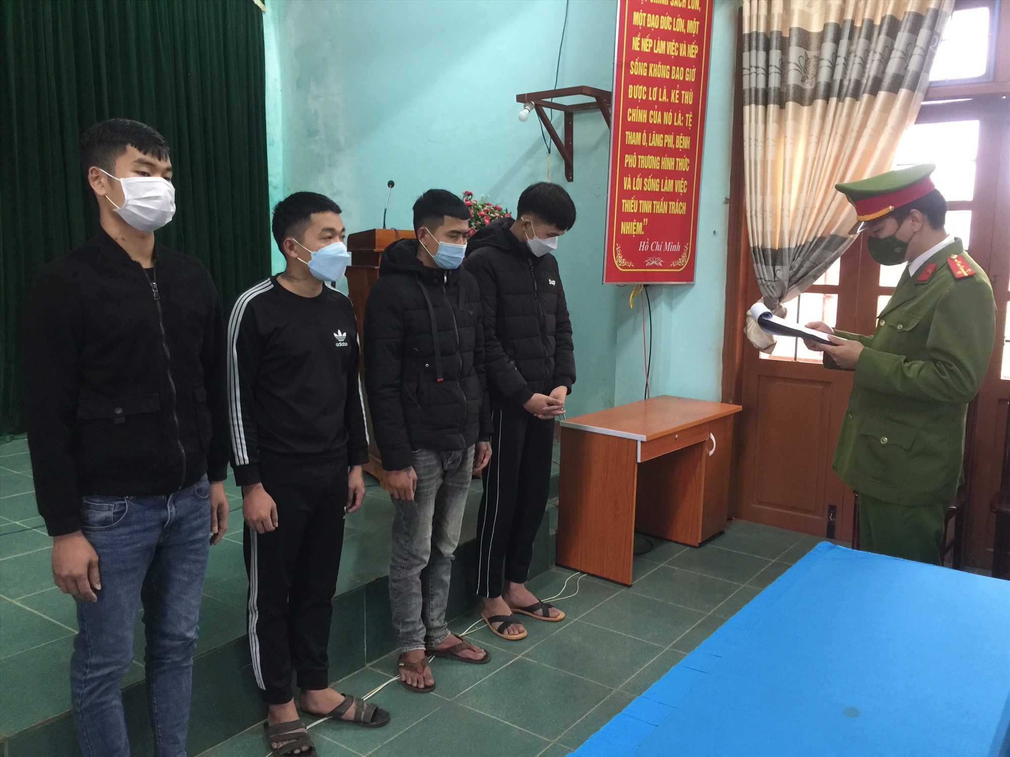 Cơ quan chức năng thực hiện lệnh bắt tạm giam đối với nhóm 4 đối tượng có hành vi cố ý gây thương tích - Ảnh T.K