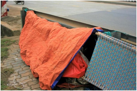 Hình ảnh chú bên chiếc lều tạm bợ của mình (ảnh: Phan Bảo Phú)