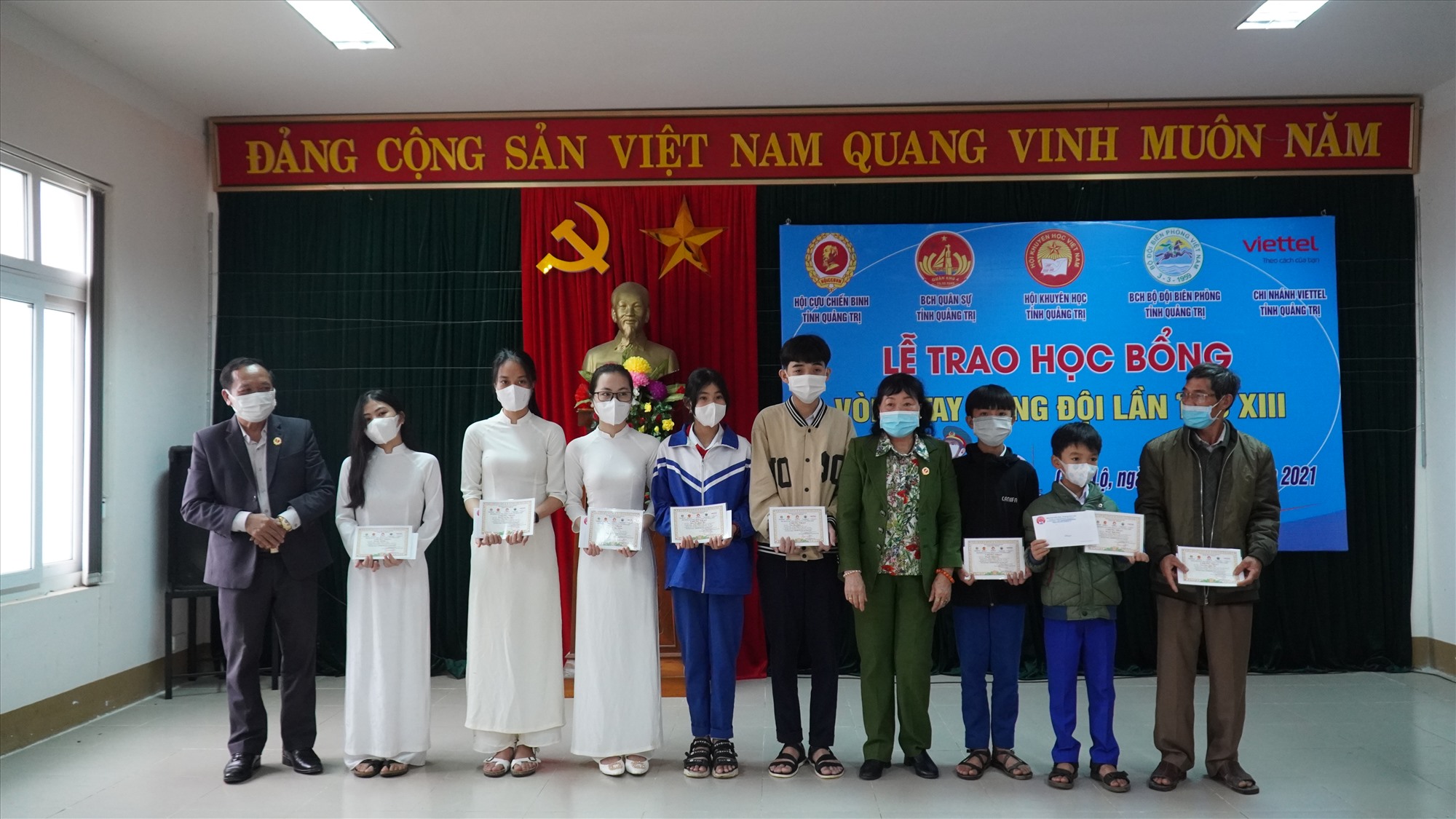 Trao học bổng “Vòng tay đồng đội” cho các em học sinh khó khăn ở Cam Lộ-Ảnh: Anh Vũ​
