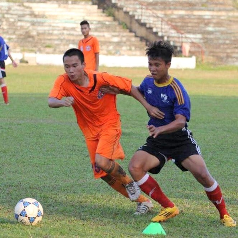 Cầu thủ Nguyễn Xuân Đô (người dẫn bóng) thi đấu khá ấn tượng trong các đội bóng trẻ SHB Đà Nẵng - Ảnh: NVCC