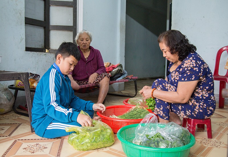 Em Lương Minh Khang hiện sống cùng dì ruột và bà ngoại tại thôn Phổ Lại, xã Thanh An, huyện Cam Lộ - Ảnh: L.T