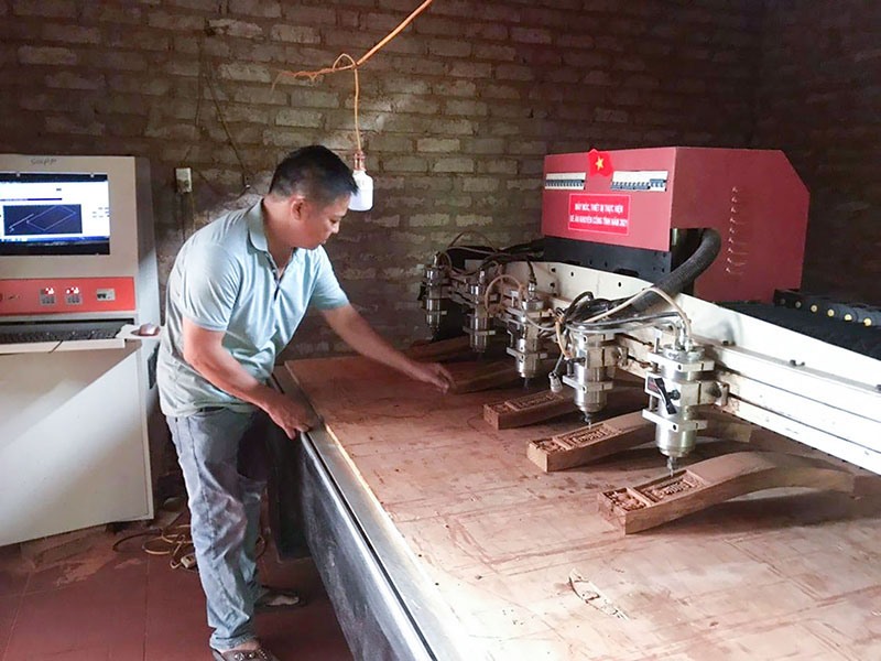 Ứng dụng máy móc tiên tiến vào sản xuất mộc mỹ nghệ của anh Nguyễn Thái Hồ, xã Tân Long, Hướng Hóa - Ảnh: TL