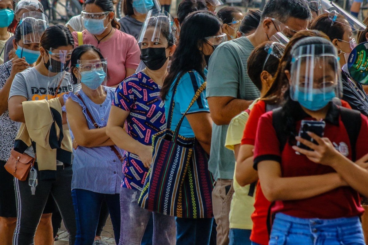 Cư dân của thành phố Antipolo, Philippines, chờ tiêm Covid-19 tại một nhà thờ vào ngày 24 tháng 6 năm 2021. Ảnh: Ryan Eduard Benaid / NurPhoto qua AFP