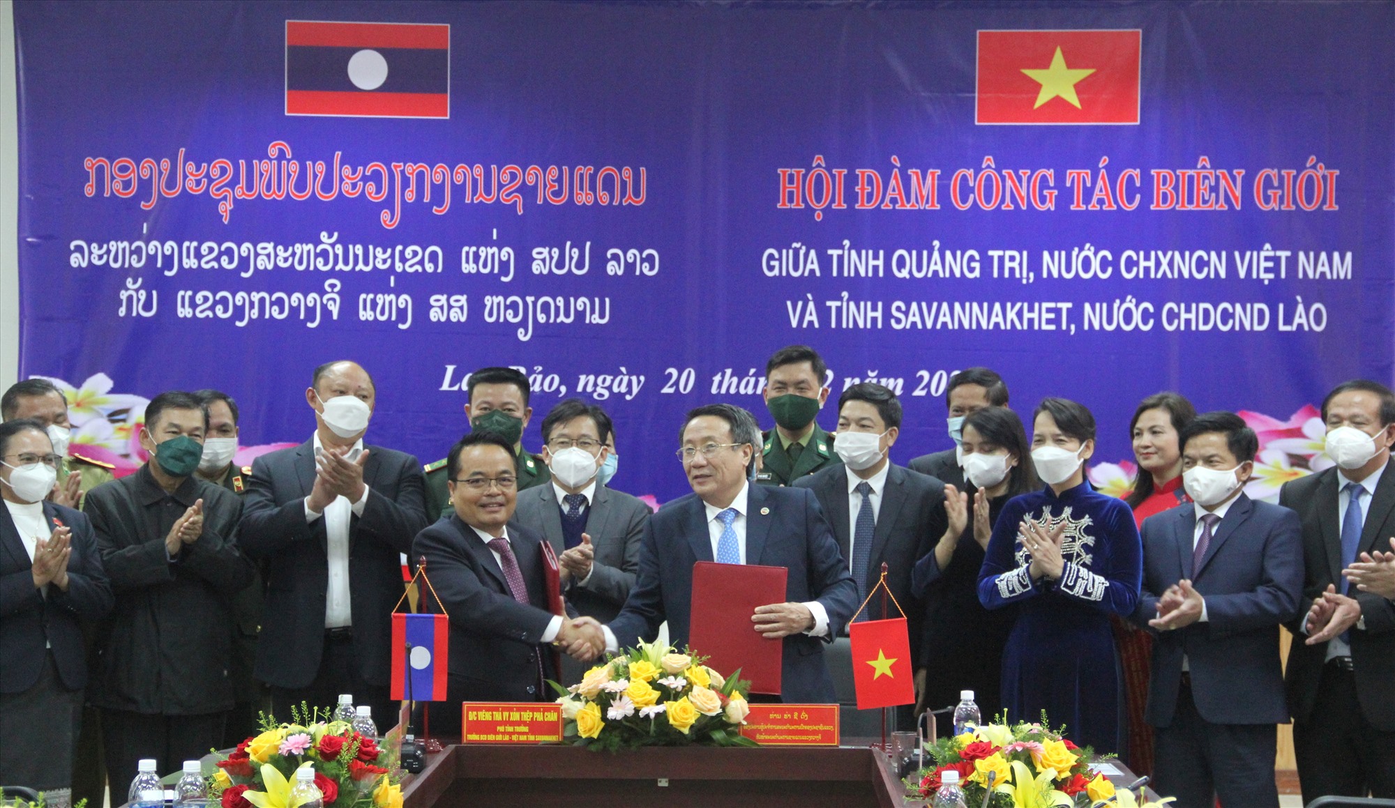 Lãnh đạo hai tỉnh Quảng Trị và Savannakhet ký kết các nội dung hợp tác tại buổi hội đàm​ - Ảnh: MĐ