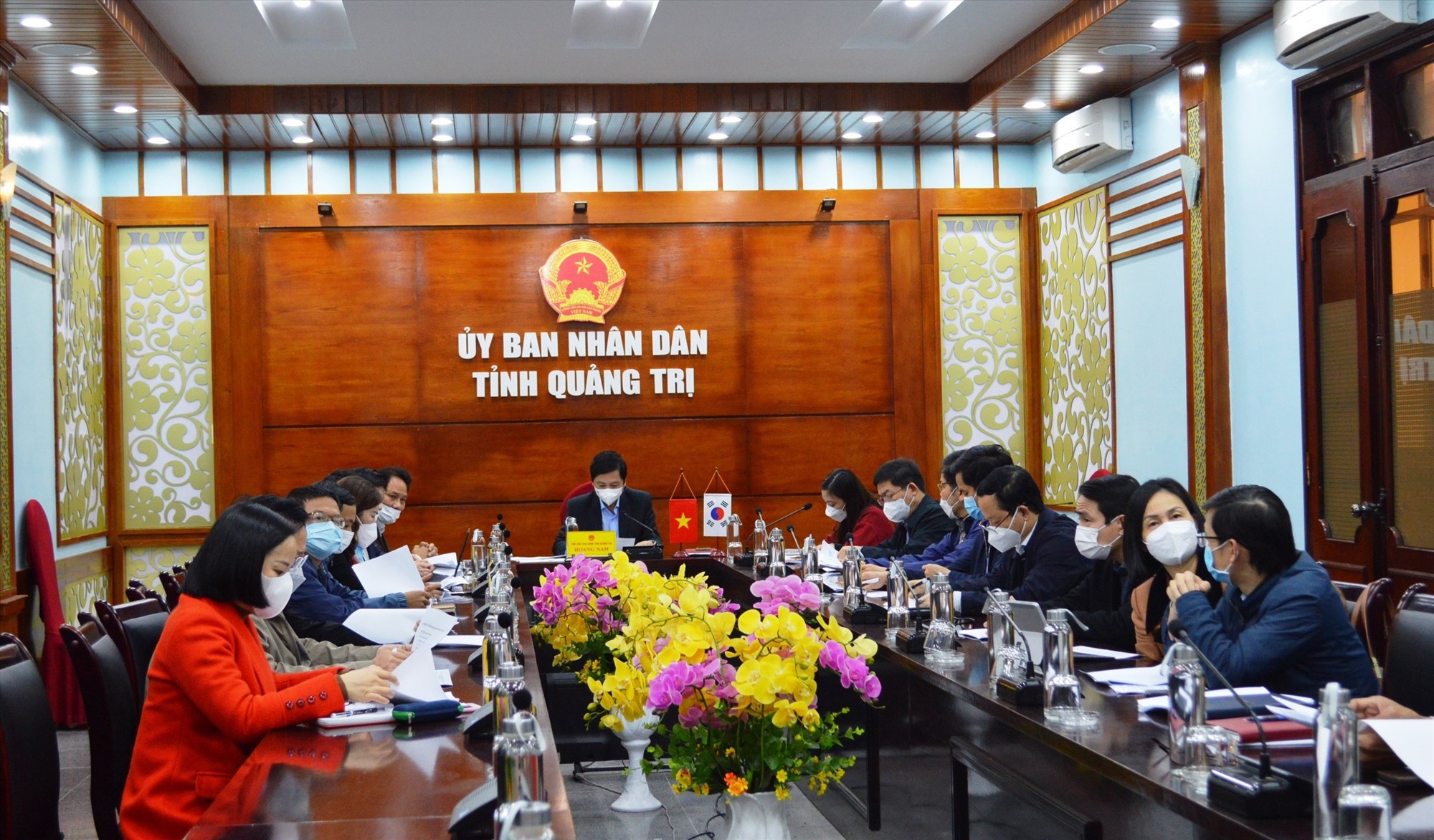 Phó Chủ tịch UBND tỉnh Hoàng Nam và các đại biểu tham dự cuộc họp tại điểm cầu Quảng Trị- Ảnh: Đ.V