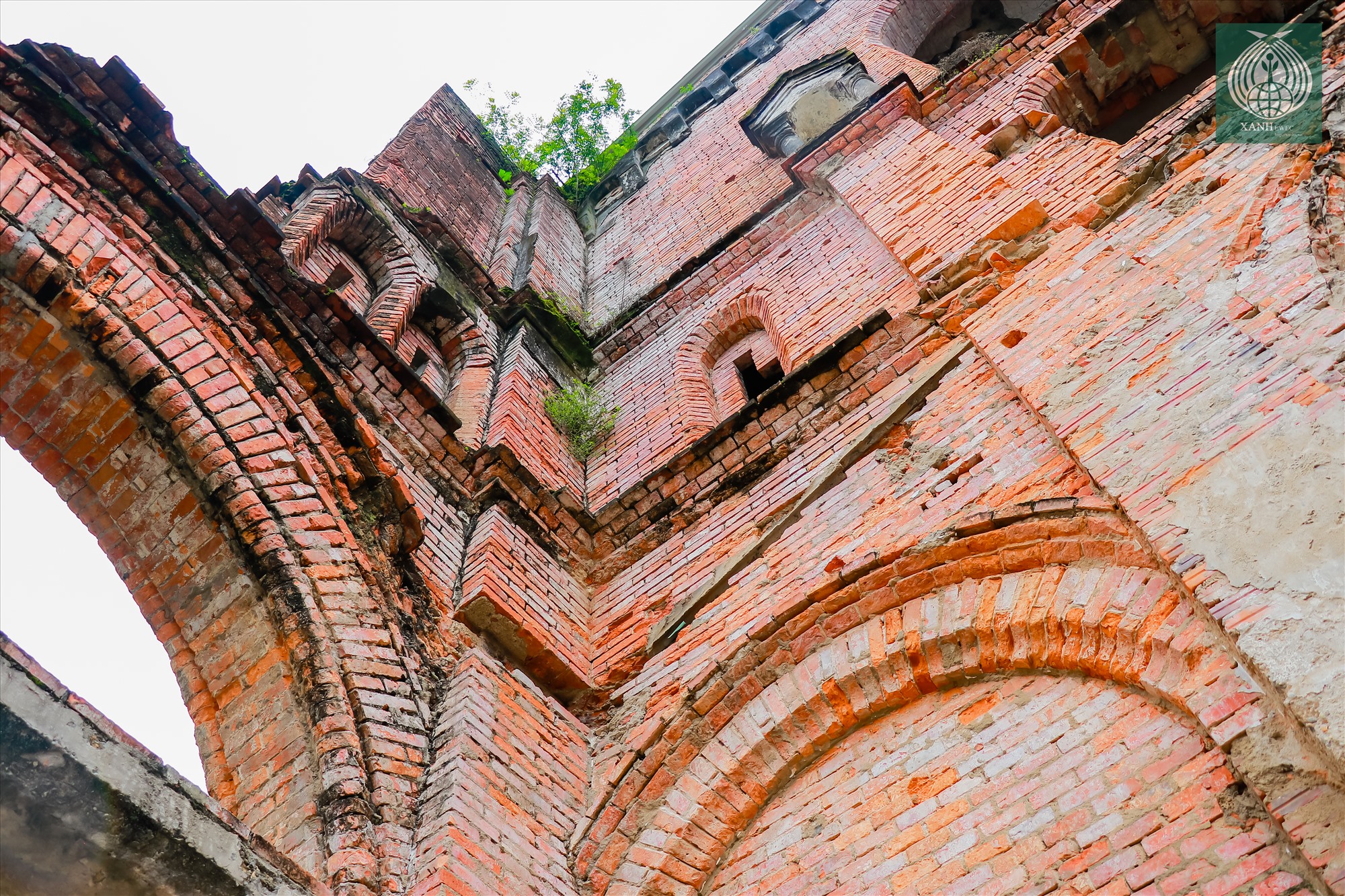 Chính giữa thánh địa La Vang, nổi bật là toà tháp xây bằng gạch đỏ cũ. Mùa hè đỏ lửa năm 1972, thánh đường La Vang bị bom đạn chiến tranh đánh sập, chỉ còn lại tháp chuông tồn tại đến ngày nay.
