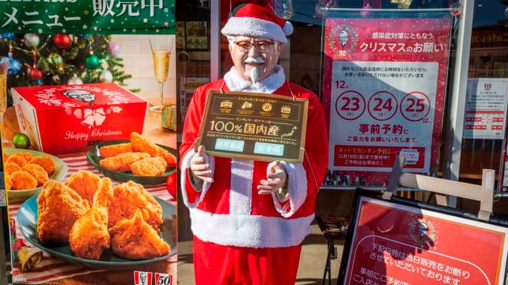 Một giả thuyết đằng sau phong tục ăn KFC vào dịp Giáng sinh của Nhật Bản là đó là món ăn được người nước ngoài lựa chọn trong dịp lễ vì gà tây không có sẵn. Điều này đã tạo cảm hứng cho công ty tiếp thị nó như một món ăn Giáng sinh, một đại diện của KFC Nhật Bản nói với CNBC. Ảnh: Getty