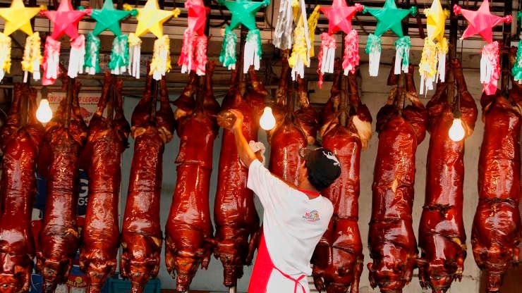 Đối với nhiều gia đình Philippines, Giáng sinh sẽ không trọn vẹn nếu không có món lechon, một con lợn quay da giòn nguyên con. Ảnh: AFP