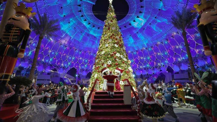 Dubai tổ chức lễ thắp sáng những cây thông Noel lớn được trang trí công phu, chẳng hạn như buổi lễ này tại Al-Wasl Dome ở trung tâm triển lãm Expo 2020 Dubai. Ảnh: AFP