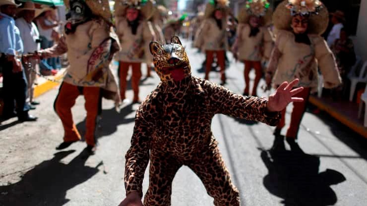 Các vũ công trong trang phục hóa trang tham gia cuộc diễu hành Giáng sinh và Năm mới truyền thống ở Chilpancingo, một thành phố thuộc bang Guerrero của Mexico. Ảnh: Getty