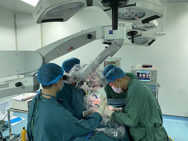Ê kíp các y, bác sĩ Bệnh viện Đa khoa tỉnh tiến hành phẫu thuật cho bệnh nhân u màng tủy bằng kỹ thuật vi phẫu -Ảnh: P.T