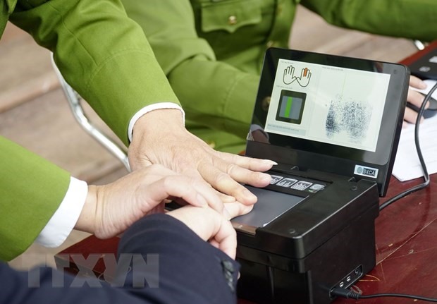 Lấy mẫu vân tay để làm căn cước công dân gắn chip điện tử. (Nguồn: TTXVN)