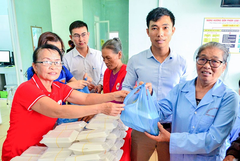Hội Chữ thập đỏ huyện Gio Linh phối hợp nấu và phát cơm miễn phí cho bệnh nhân điều trị nội trú tại Trung tâm Y tế huyện - Ảnh: T.T