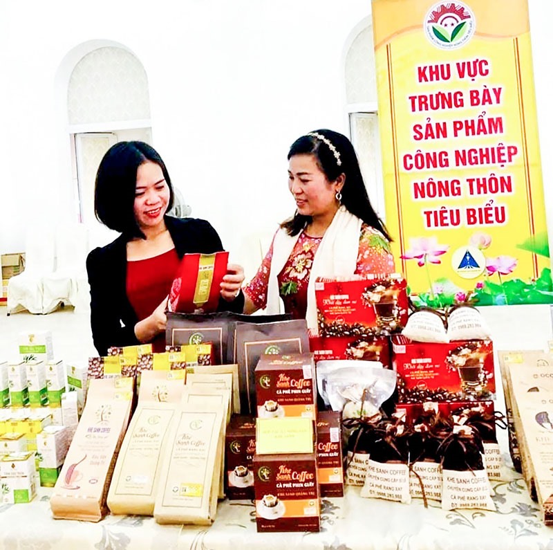 Sản phẩm cà phê của Hợp tác xã Nông sản Khe Sanh tham gia trưng bày sản phẩm tiêu biểu nông thôn cấp tỉnh - Ảnh: M.L