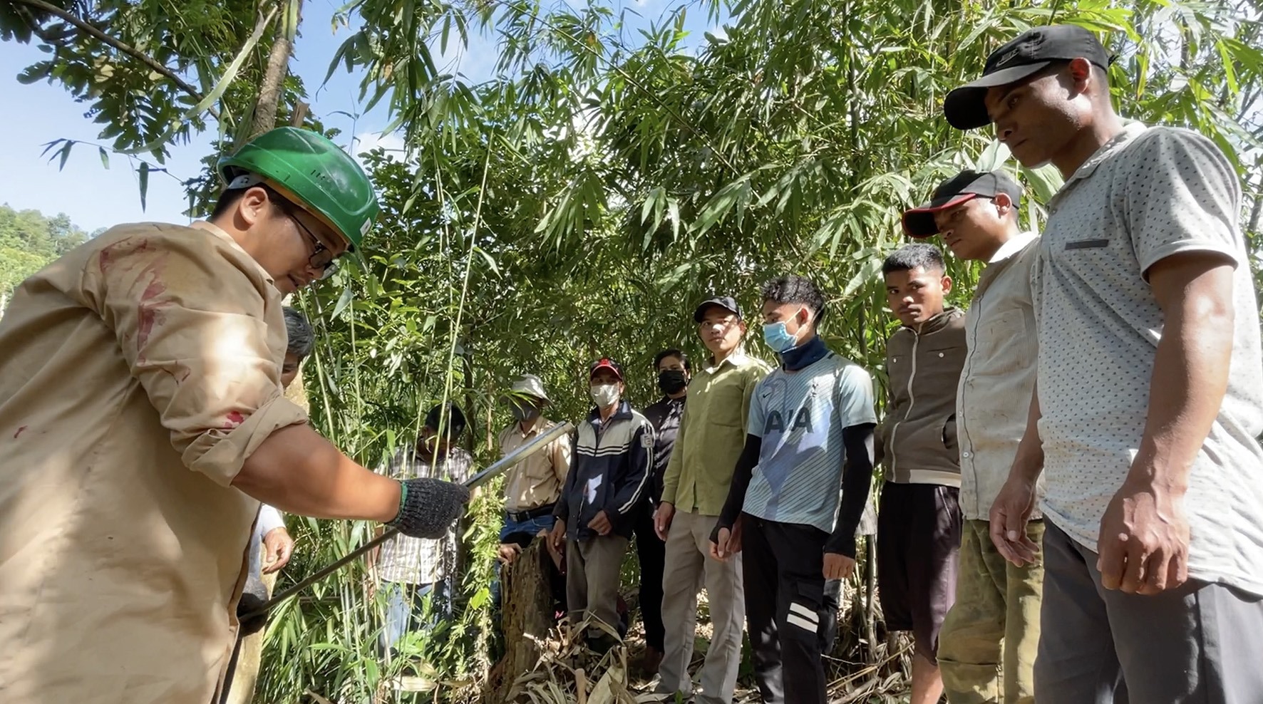 Tập huấn cho người dân thôn Chênh Vênh, xã Hướng Phùng về kỹ thuật khai thác tác động thấp lâm sản ngoài gỗ rừng tự nhiên - Ảnh: T.T