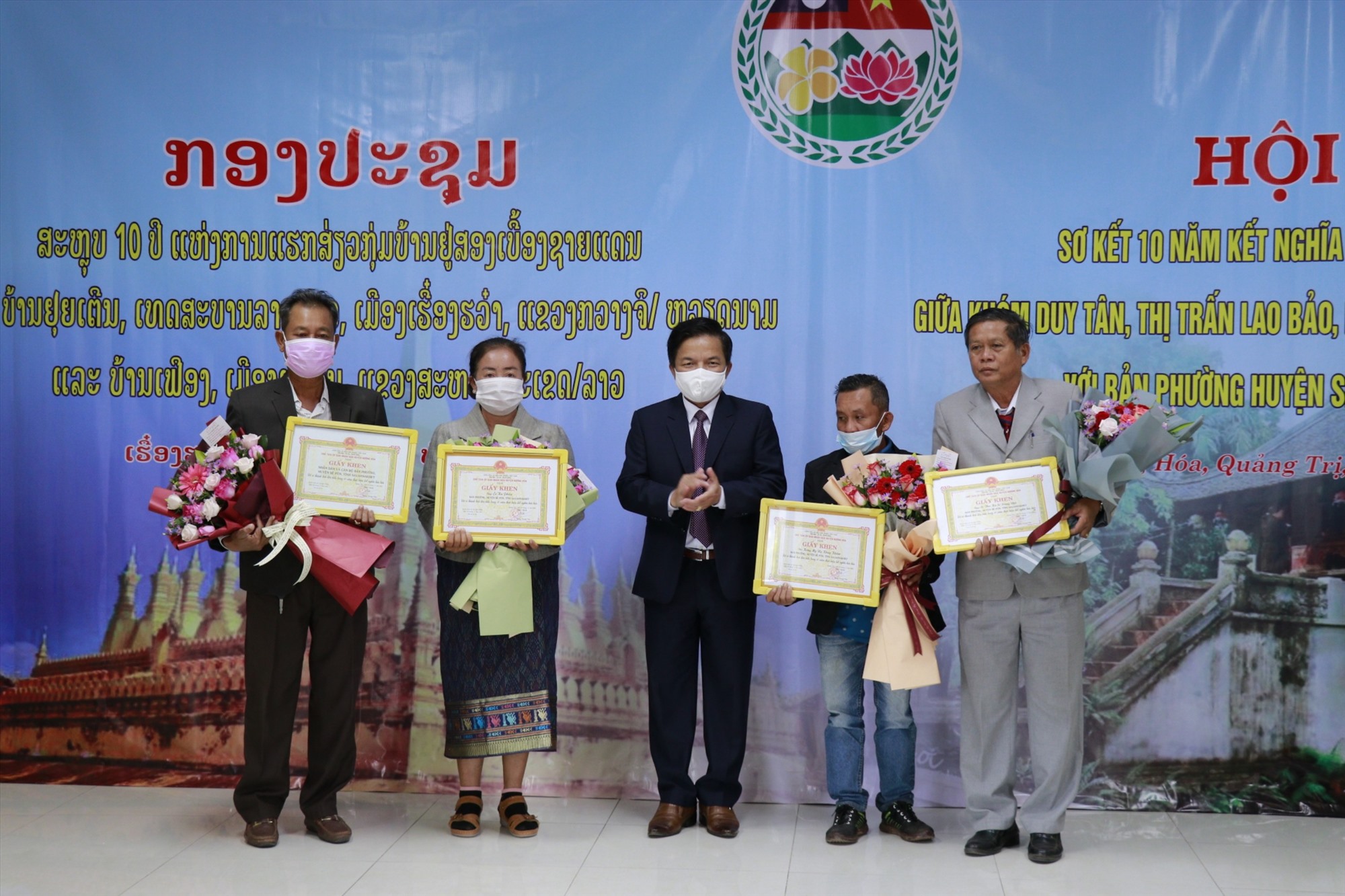 Lãnh đạo huyện Hướng Hóa khen thưởng các tập thể, cá nhân có nhiều thành tích trong thực hiện kết nghĩa cụm dân cư hai bên biên giới giữa khóm Duy Tân (Việt Nam) và bản Phường (Lào)