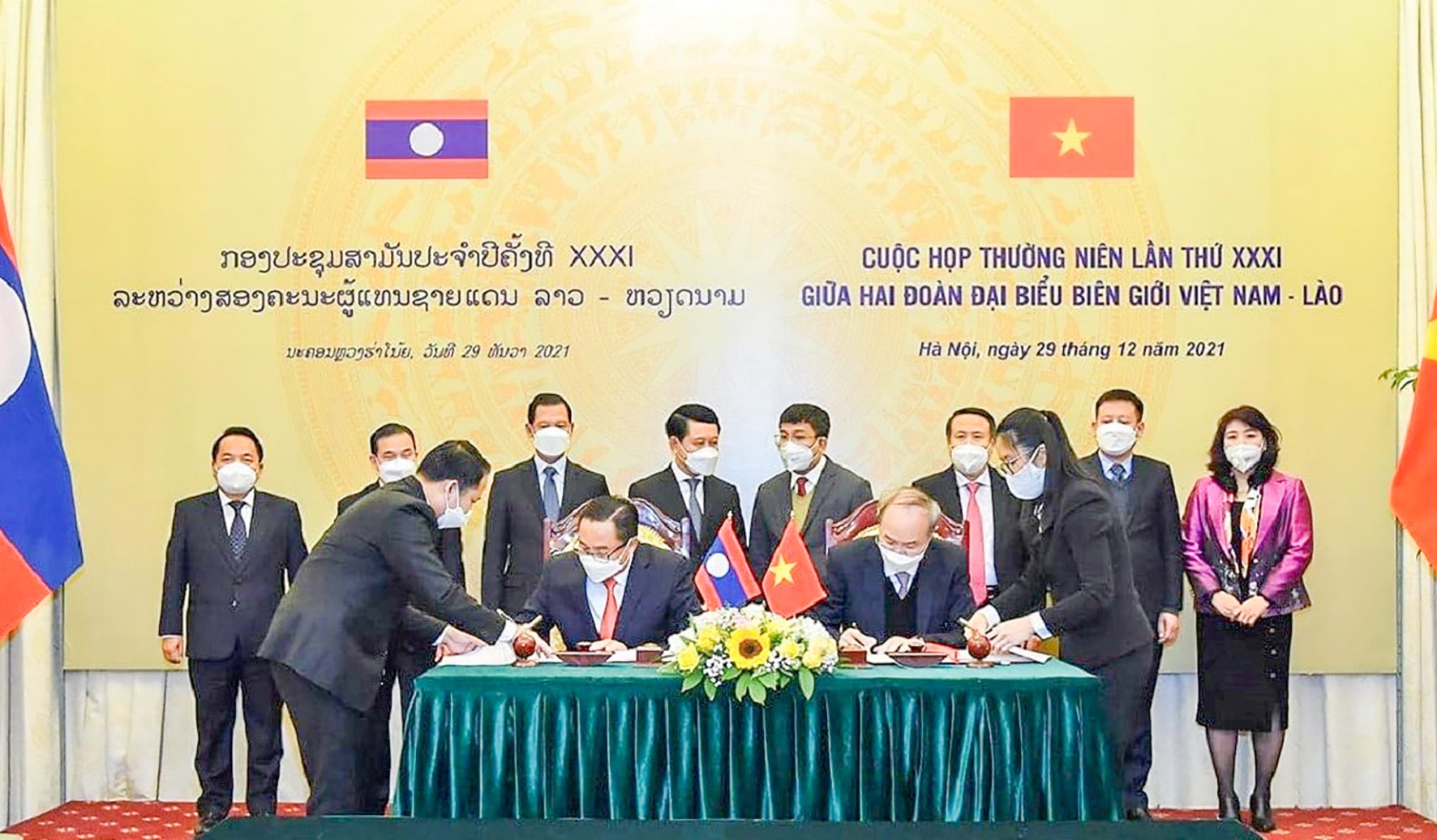 Đoàn đại biểu biên giới Việt Nam – Lào ký tắt Biên bản ghi nhận các nội dung đã thống nhất và nhất trí tổ chức Cuộc họp thường niên lần thứ 32-Ảnh: Tiến Nhất​