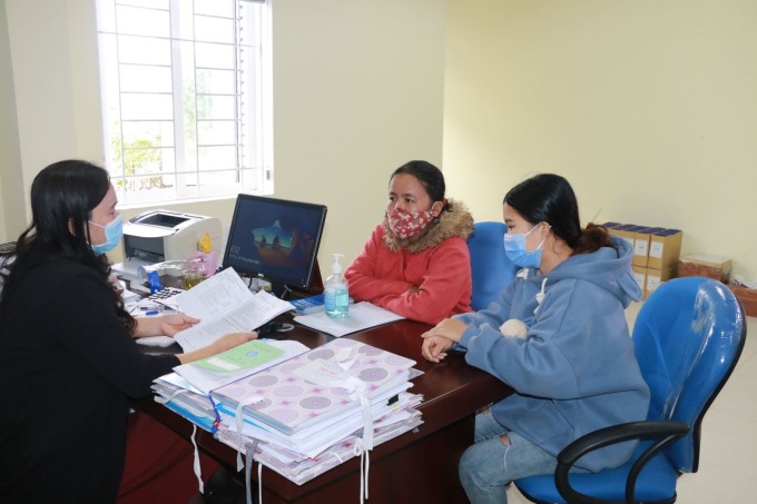 Tư vấn cho người lao động tại cơ quan Bảo hiểm xã hội huyện Quỳnh Lưu, tỉnh Nghệ An. Ảnh: Bich Huệ/TTXVN