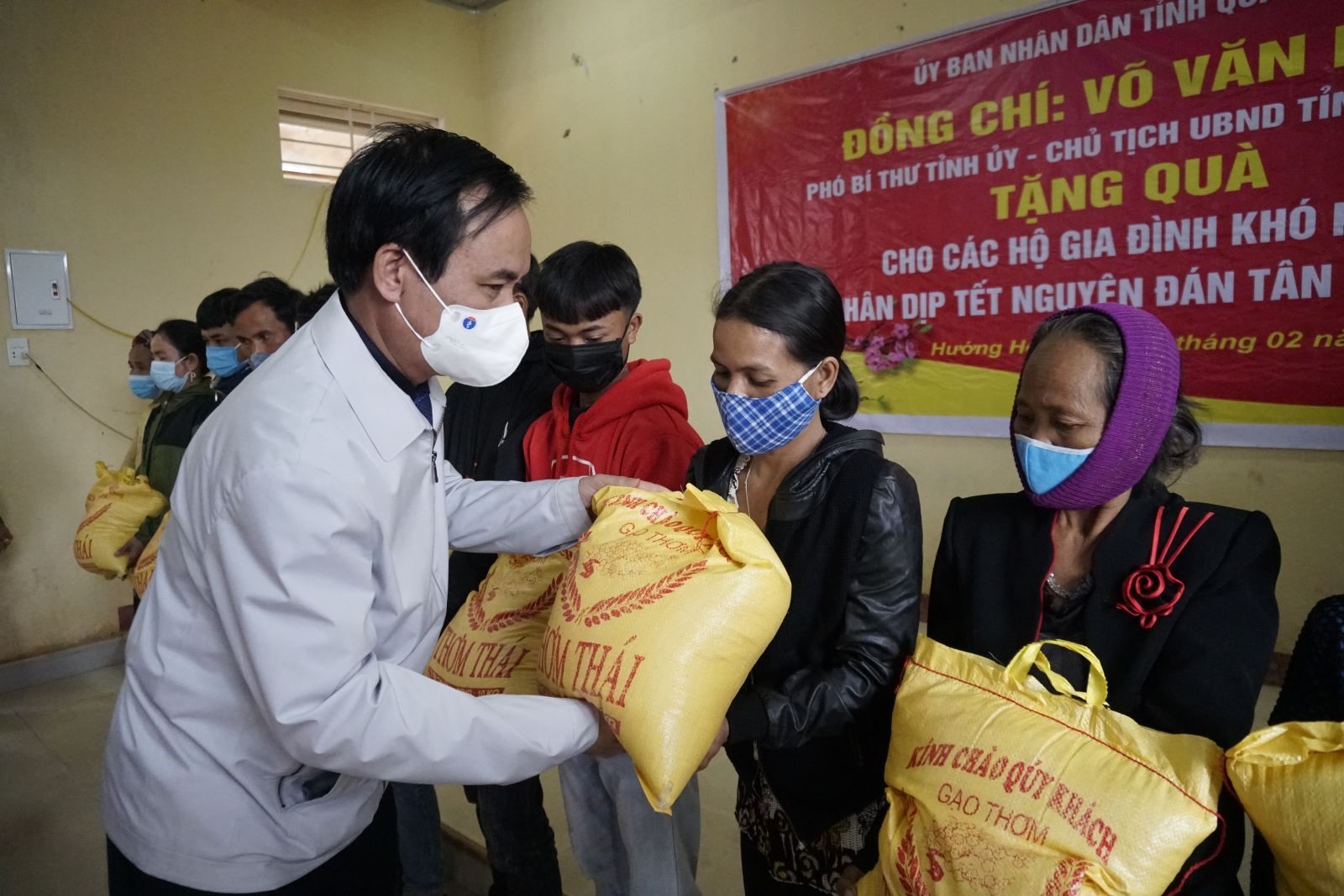 Chủ tịch UBND tỉnh Võ Văn Hưng trao hỗ trợ gạo của Chính phủ đến Nhân dân xã Thanh. Ảnh: QRTV