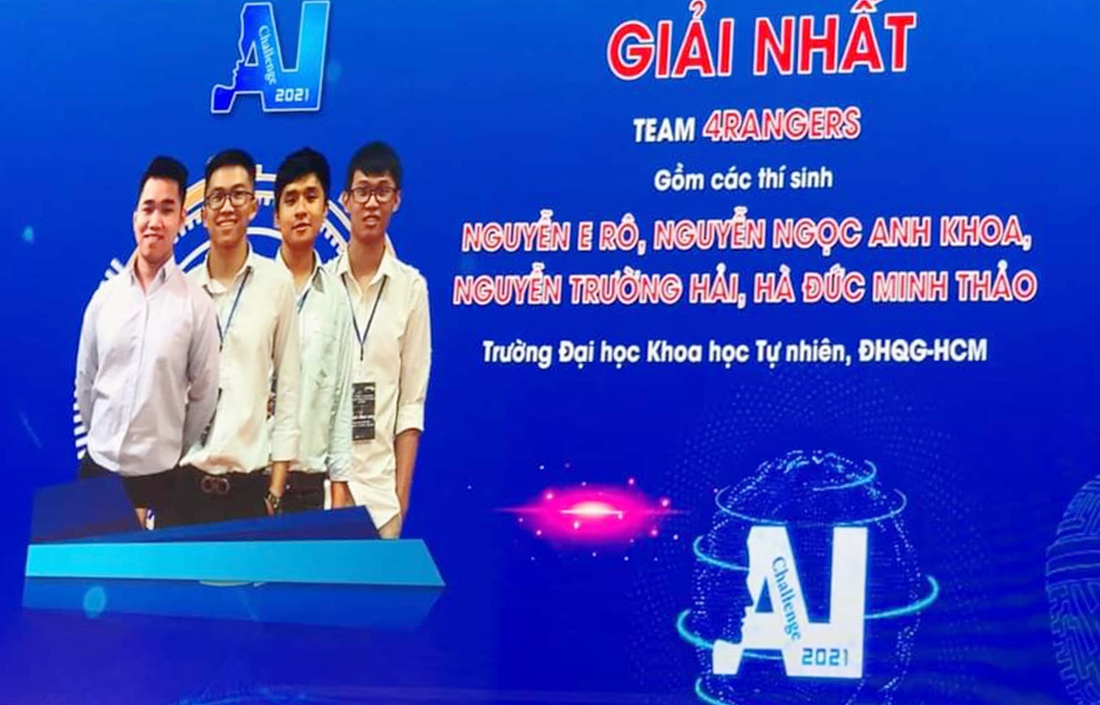 Nguyễn E Rô (ngoài cùng bên trái) cùng nhóm bạn được trao giải Nhất- Ảnh: NVCC