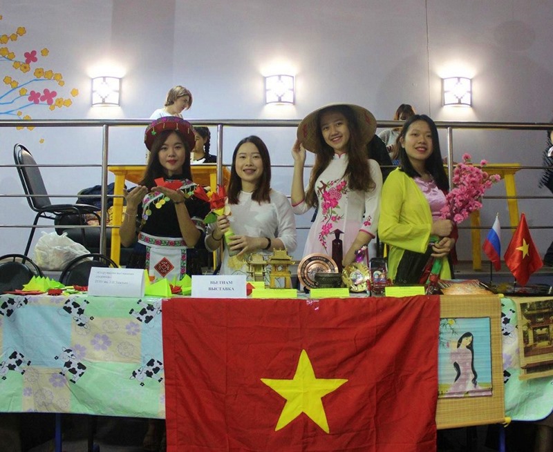 Dạ Ngân (thứ 2 từ trái sang) tham gia một hoạt động giới thiệu văn hóa Việt Nam tại Nga - Ảnh: NVCC
