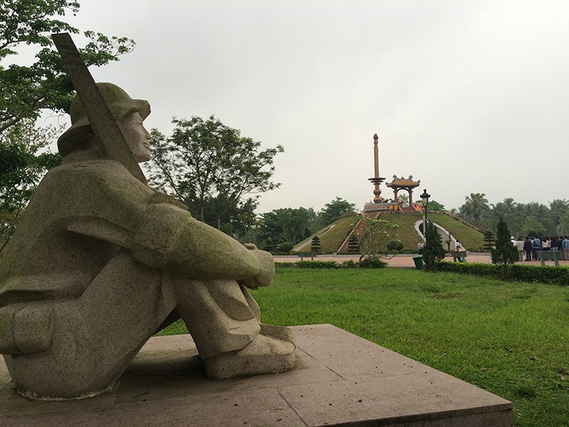 Hình tượng người chiến sĩ giải phóng quân trong khuôn viên “vườn tượng” tại di tích Thành Cổ Quảng Trị -Ảnh: Đ.T
