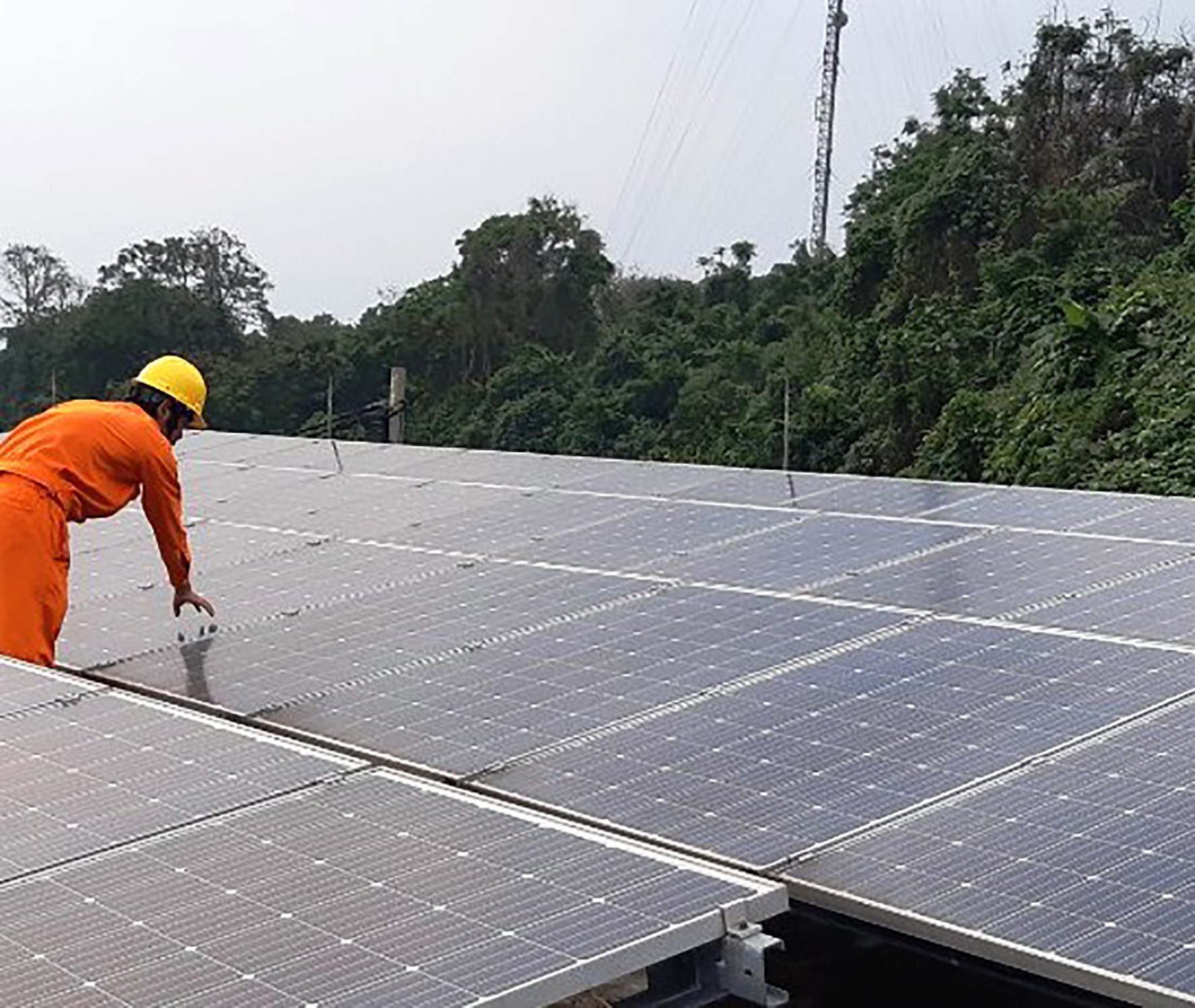 Hệ thống điện mặt trời mái nhà tại huyện đảo Cồn Cỏ - Ảnh: L.T