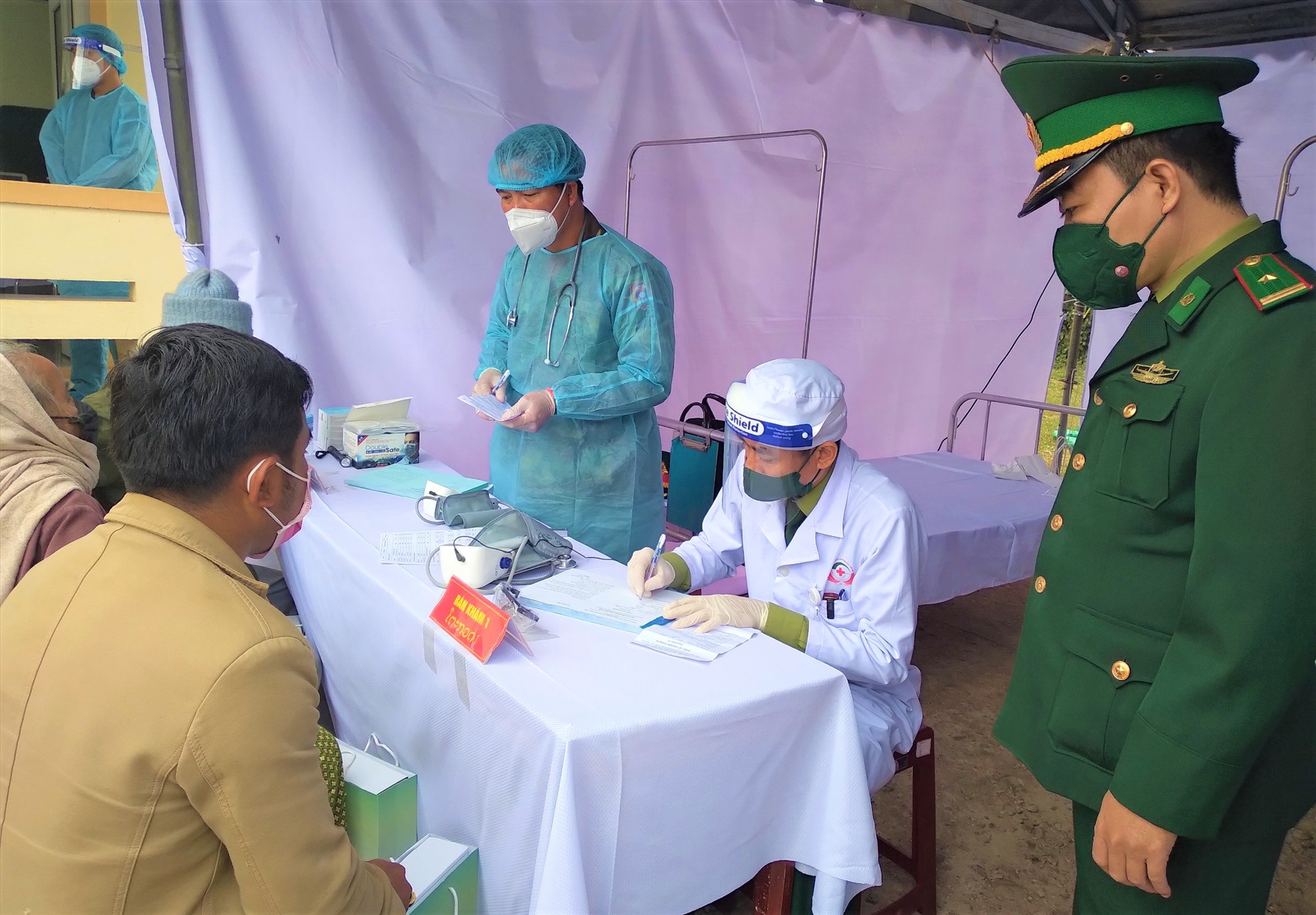 Khám chữa bệnh miễn phí cho người dân khu vực biên giới cho người dân huyện Sê Pôn, tỉnh Xa Vẳn Na Khệt, Lào