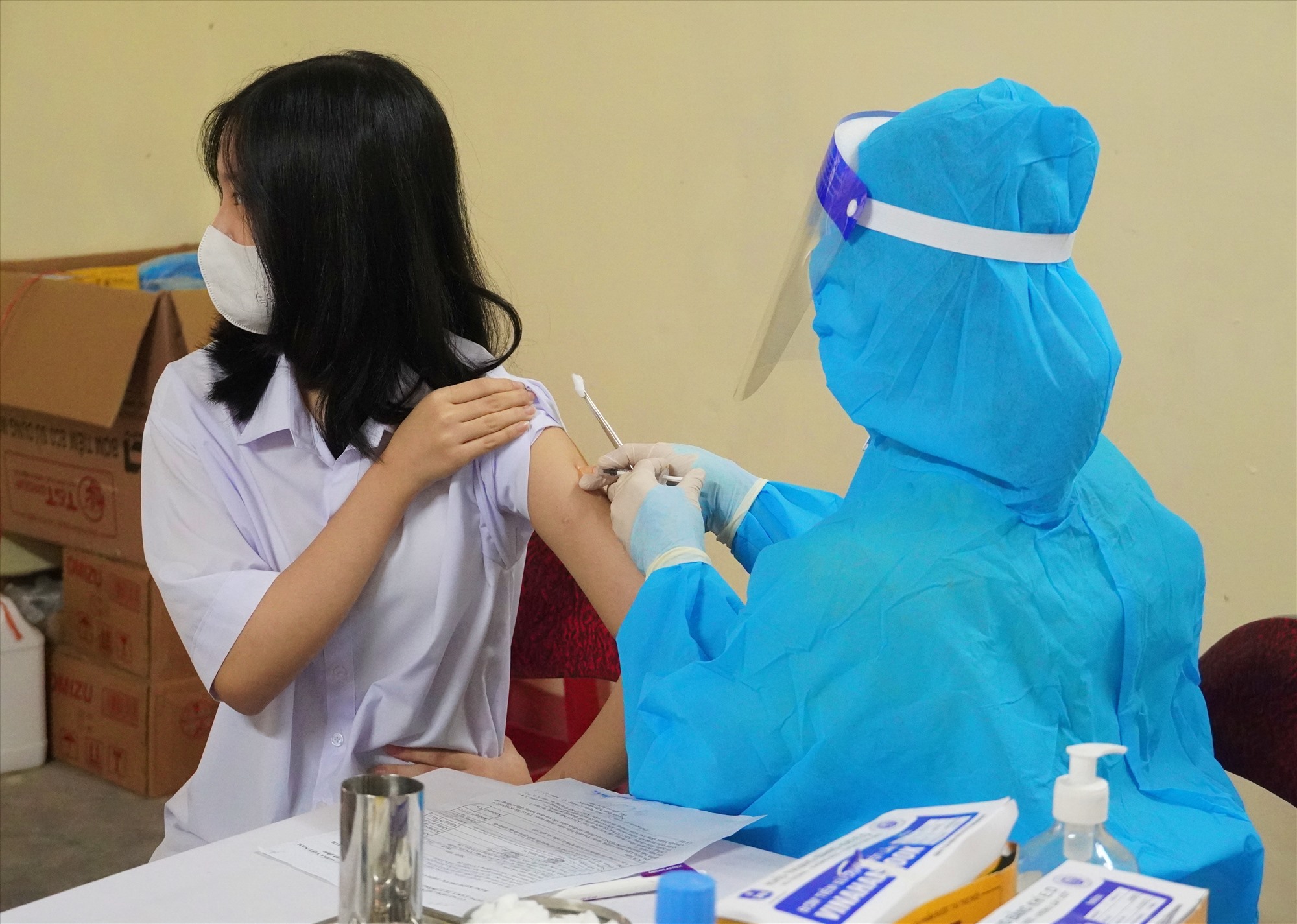 Tiêm chủng vắc xin phòng COVID-19 cho học sinh ở thành phố Đông Hà - Ảnh: T.L