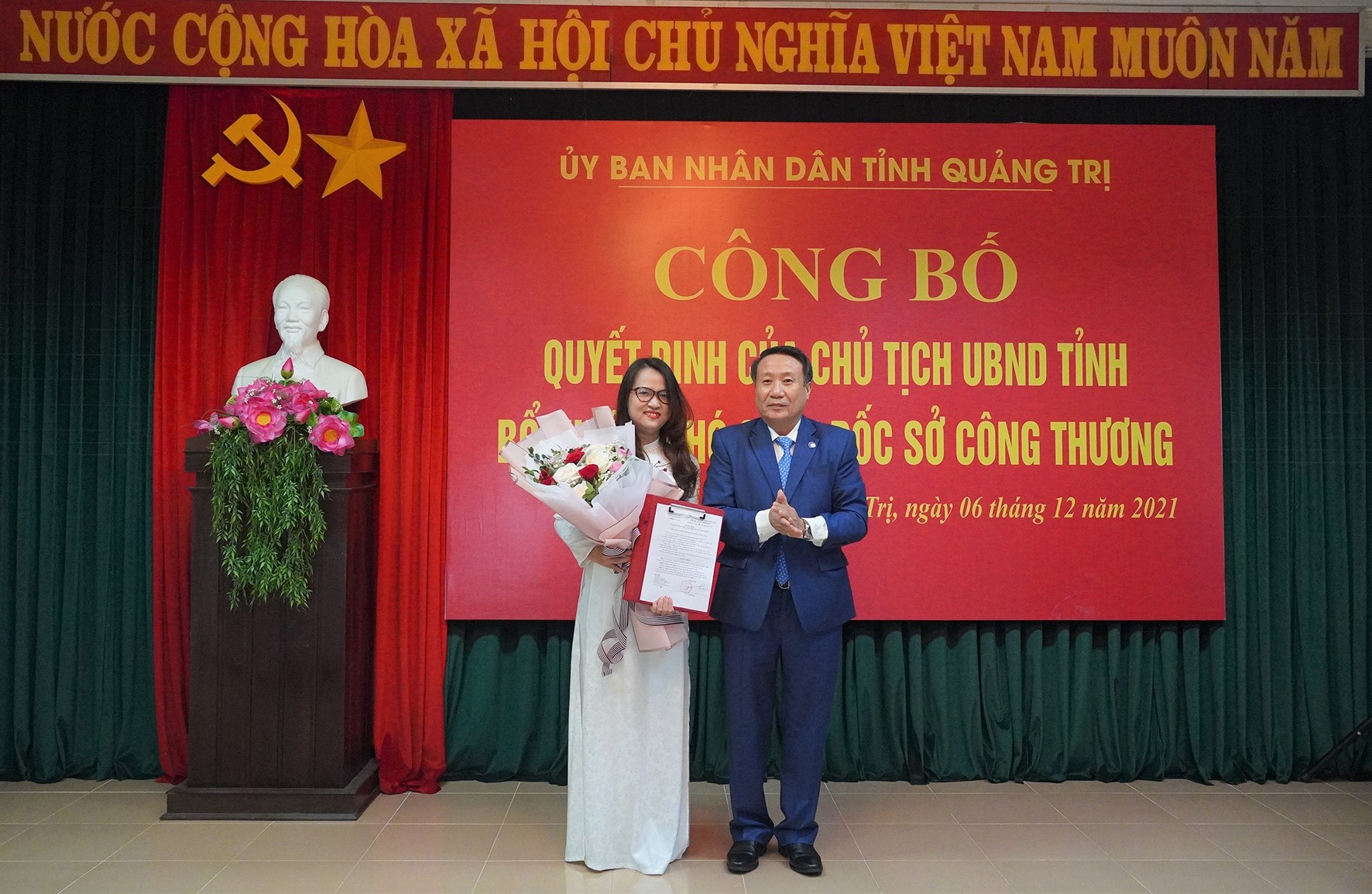 Phó Chủ tịch Thường trực UBND tỉnh Hà Sỹ Đồng trao quyết định bổ nhiệm và tặng hoa chúc mừng tân Phó Giám đốc Sở Công thương Thái Thị Hồng Minh-Ảnh: Tiến Nhất​