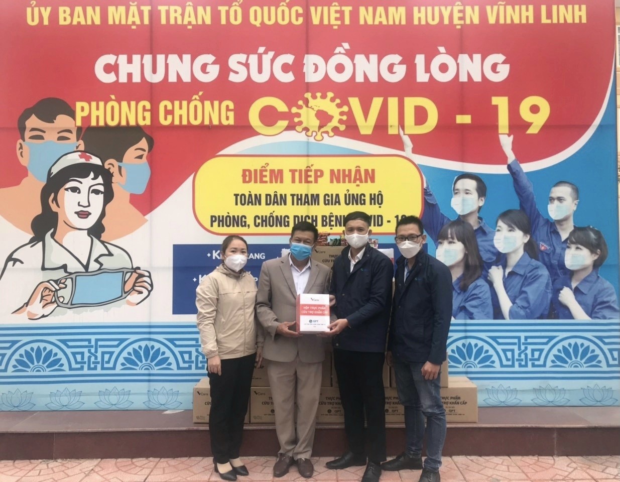 Các địa phương tiếp nhận nguồn hỗ trợ từ Ủy ban MTTQ Việt Nam huyện Vĩnh Linh- Ảnh: NT
