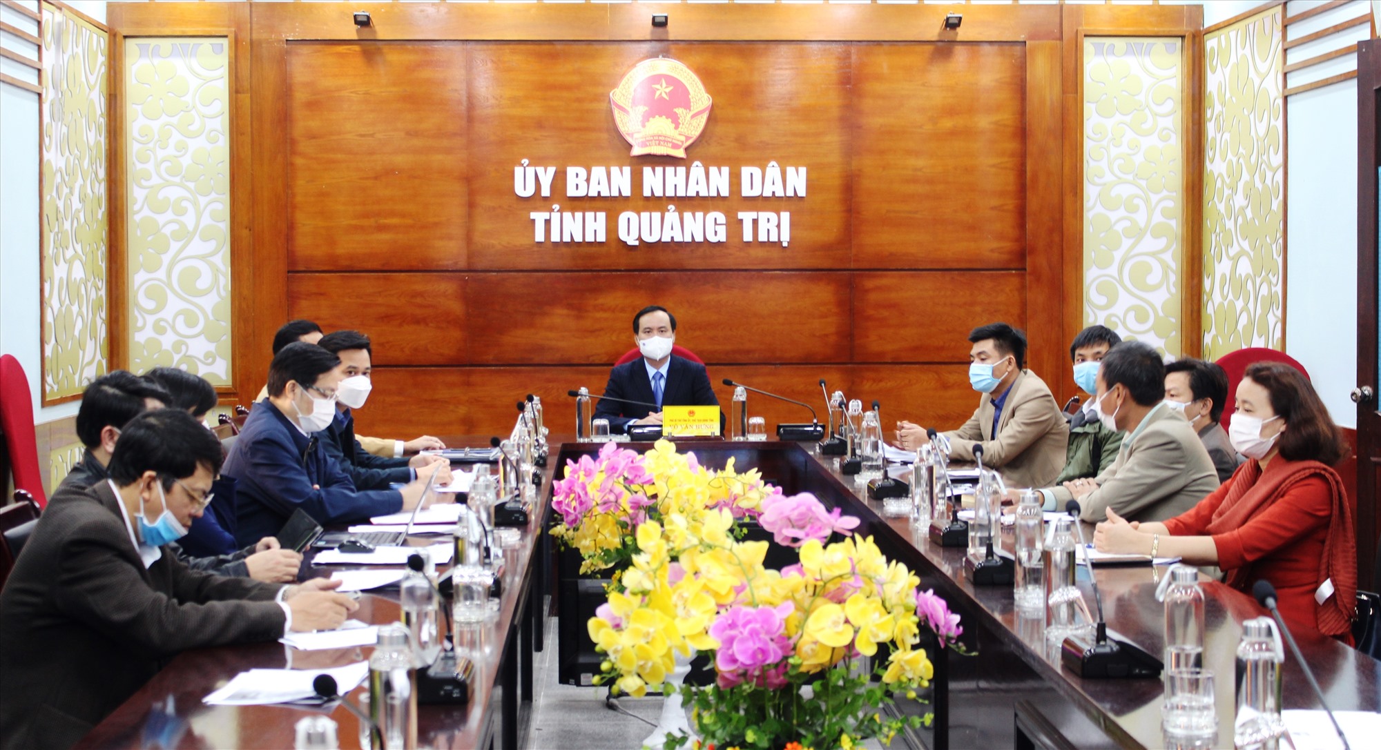 Chủ tịch UBND tỉnh Võ Văn Hưng và các đại biểu tham dự diễn đàn tại điểm cầu Quảng Trị - Ảnh: T.T