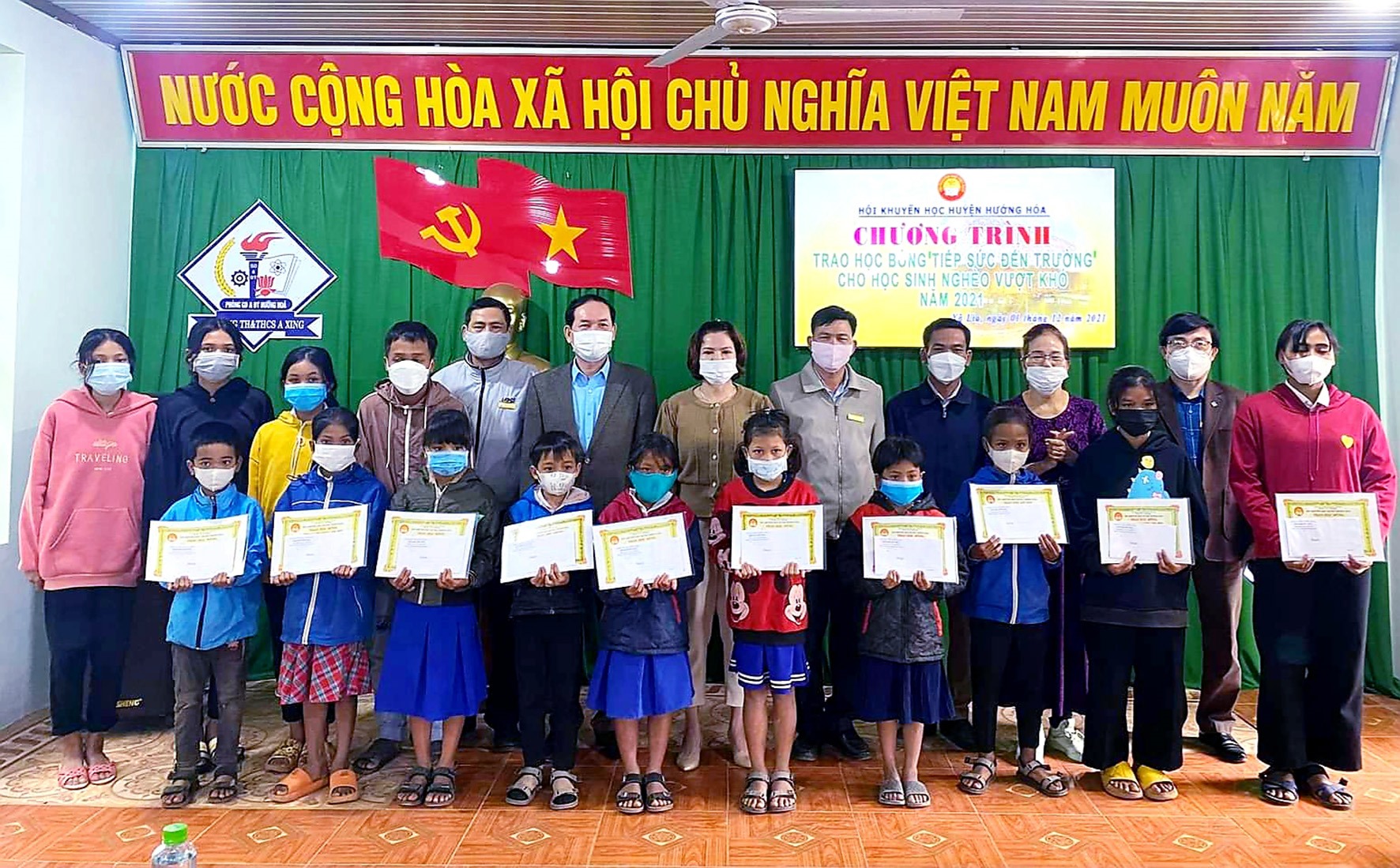 Hội Khuyến học huyện Hướng Hóa trao học bổng “Tiếp sức đến trường” cho học sinh tại xã Lìa - Ảnh: Bích Liên