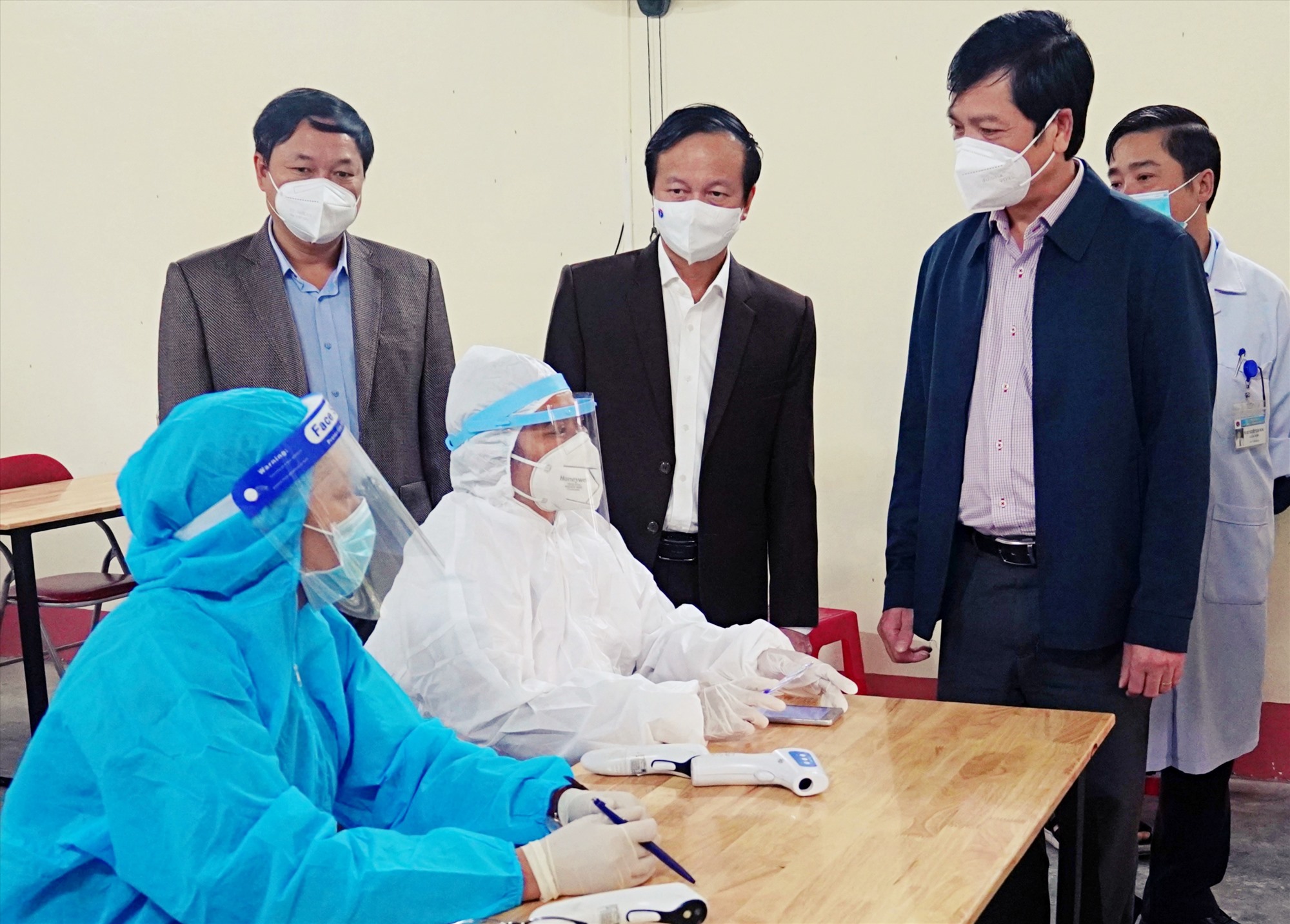 Phó Chủ tịch UBND tỉnh Hoàng Nam kiểm tra công tác tiêm chủng vắc xin phòng COVID-19 tại thành phố Đông Hà - Ảnh: T.L
