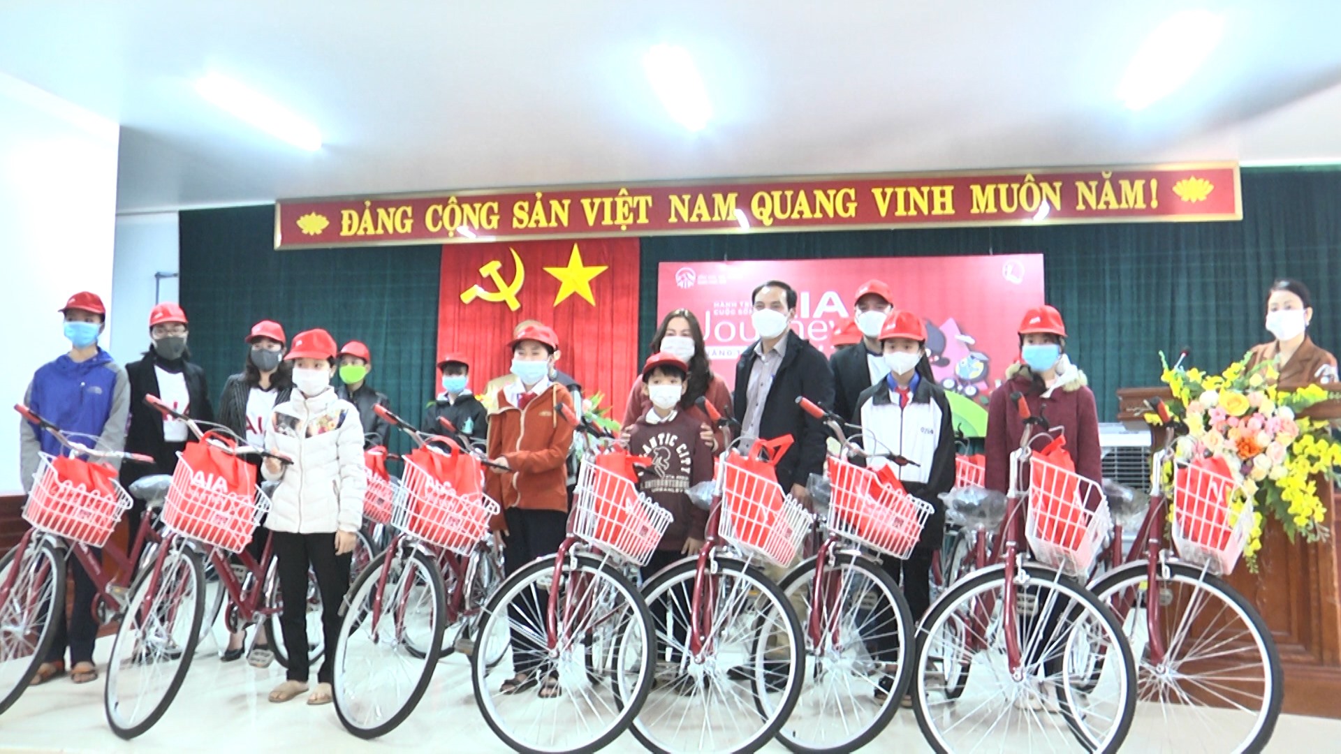 Công ty Bảo hiểm Nhân thọ AIA Việt Nam trao xe đạp cho các em học sinh- Ảnh: NT