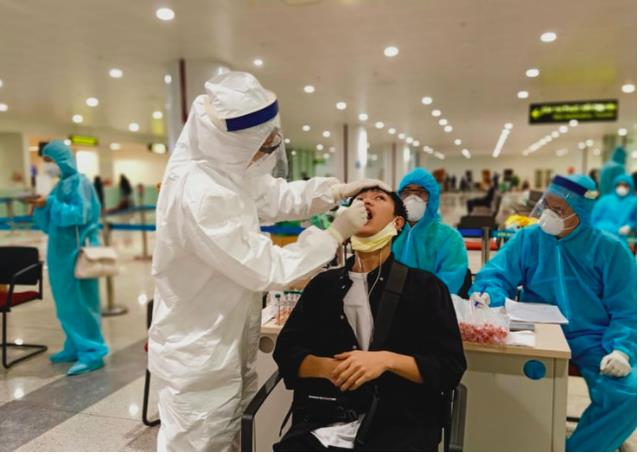 Khoảng 10.000 nhân viên sân bay Nội Bài đang được xét nghiệm sàng lọc COVID-19. Ảnh: Bộ Y tế
