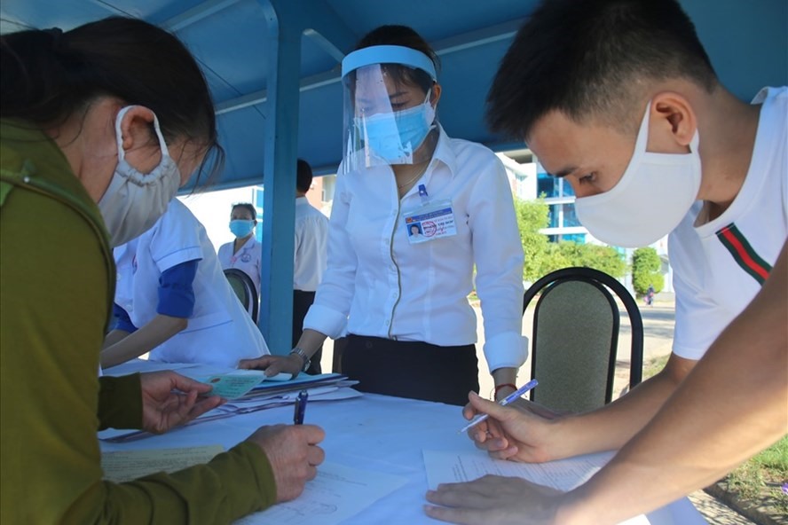 Khai báo y tế để phòng dịch COVID-19 tại tỉnh Quảng Trị. Ảnh: Hưng Thơ.