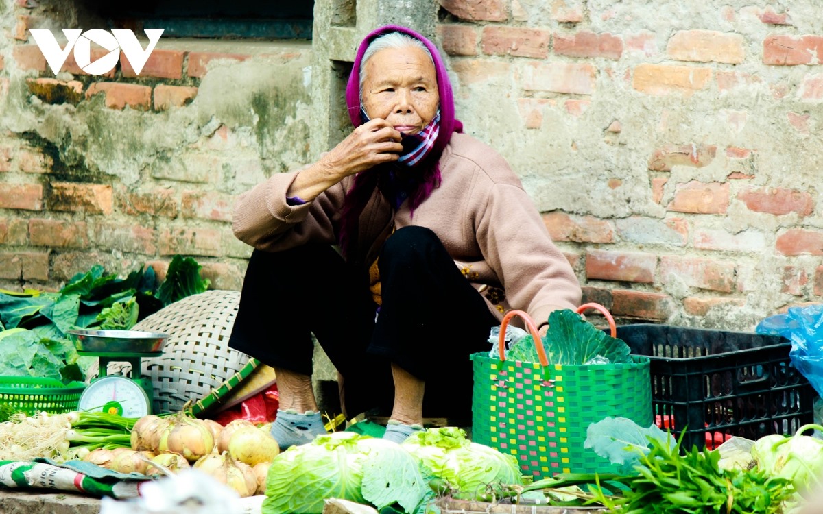 Người dân các xã trong huyện mang các sản phẩm nông nghiệp và hàng tiêu dùng đến trao đổi.