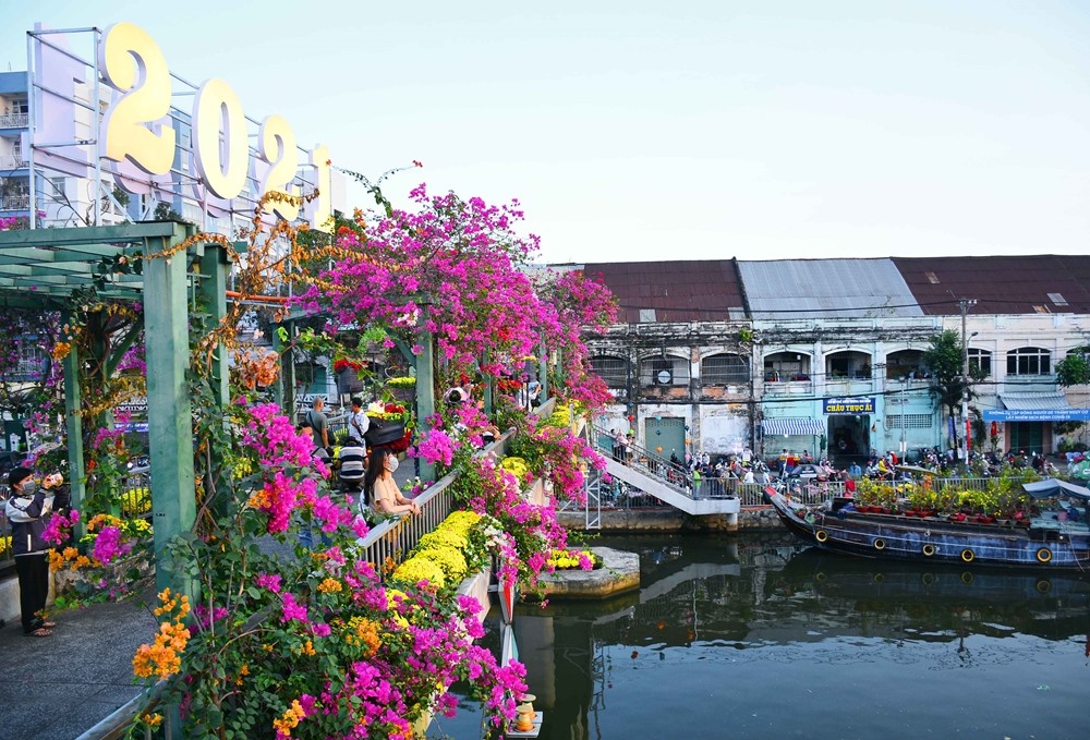 Chợ hoa Xuân “Trên bến dưới thuyền” có các tiểu cảnh để khách tham quan chụp ảnh kỷ niệm du Xuân.