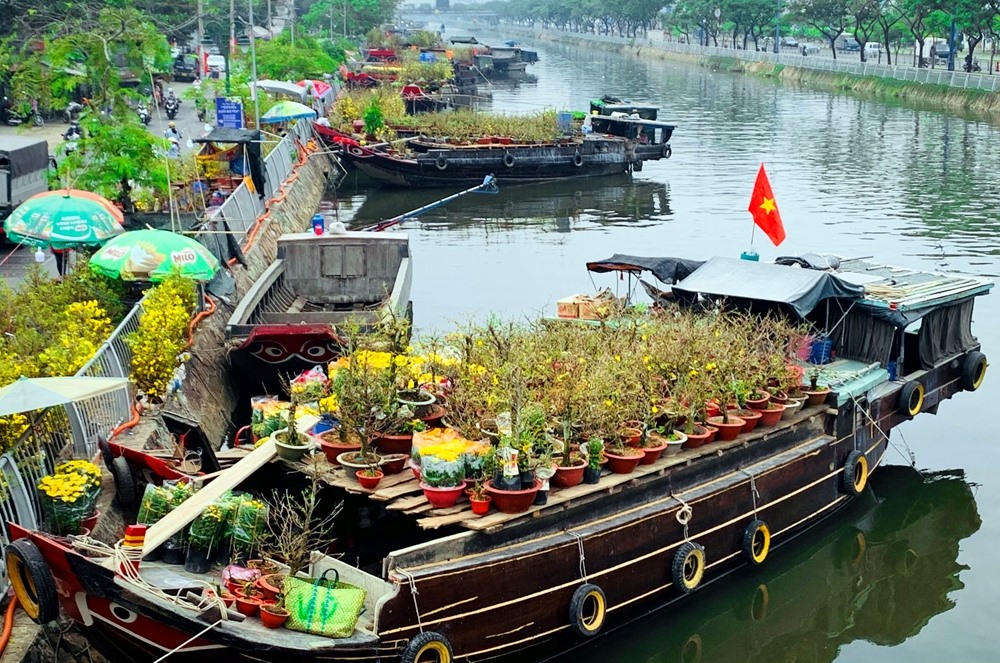 Từ giữa tháng Chạp âm lịch, các ghe thuyền chở hoa bắt đầu tập trung về bến Bình Đông.