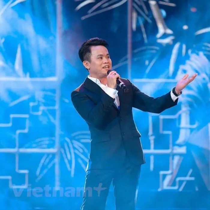 Ca sỹ Tuấn Cường biểu diễn trong chương trình nghệ thuật 'Tết vạn lộc.' (Ảnh: NVCC)