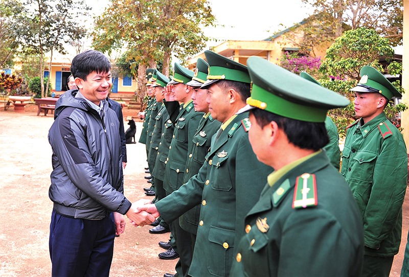 Bí thư Tỉnh ủy Lê Quang Tùng thăm hỏi, động viên cán bộ, chiến sĩ biên phòng tuyến biên giới - Ảnh: TRẦN TUYỀN​