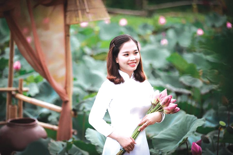 Các bạn trẻ tham quan, chụp hình lưu niệm tại đầm sen của chị Nguyễn Thị Thu Hiếu - Ảnh: NVCC
