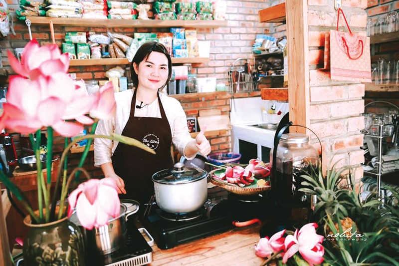 Chị Nguyễn Thị Thu Hiếu chế biến món ăn từ cây sen để phục vụ nhu cầu ẩm thực của khách hàng - Ảnh: NVCC​