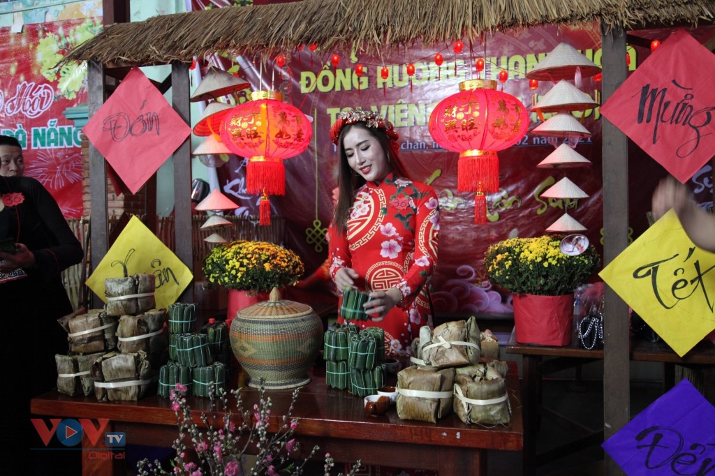 Phụ nữ Việt Nam ở Hội chợ Tết Tân Sửu tại Lào