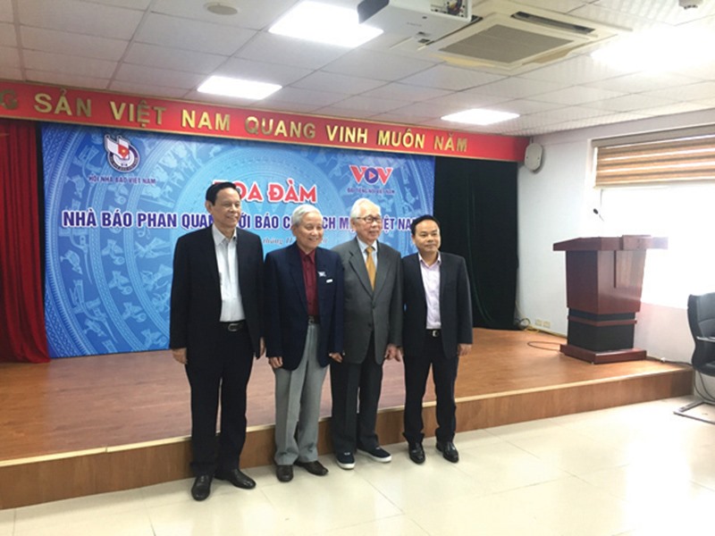 Nhà báo Phan Quang (thứ hai từ phải qua) chụp ảnh lưu niệm cùng lãnh đạo Báo Nhân Dân qua các thời kỳ - Ảnh: M.T​