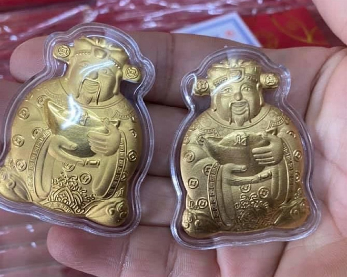 Tượng vàng Thần Tài được rao bán nhiều tại các cửa hàng và cả trên “chợ mạng“. (Ảnh: VTC News)