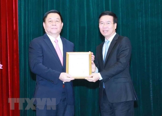 Ủy viên Bộ Chính trị, Thường trực Ban Bí thư Võ Văn Thưởng trao Quyết định số 06-QĐNS/TƯ ngày 18/2/2021 của Bộ Chính trị cho ông Nguyễn Trọng Nghĩa. (Ảnh: Phương Hoa/TTXVN)