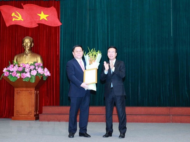 Ủy viên Bộ Chính trị, Thường trực Ban Bí thư Võ Văn Thưởng trao quyết định của Bộ Chính trị cho ông Nguyễn Trọng Nghĩa. (Ảnh: Phương Hoa/TTXVN)
